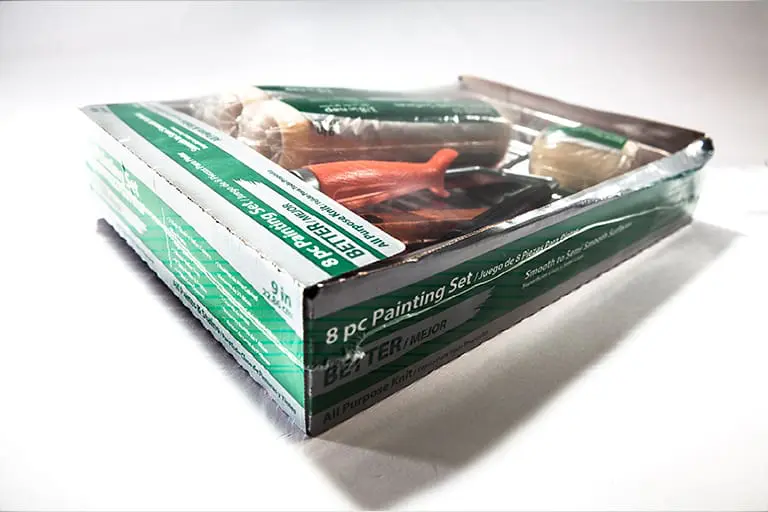 8-piece painting set in green packaging.